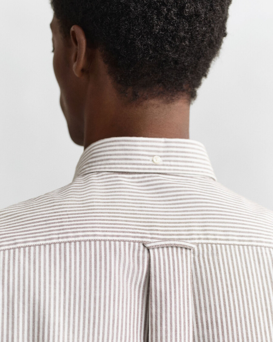 koszula banker stripe classic oxford o regularnym kroju – mahoniowy brąz
