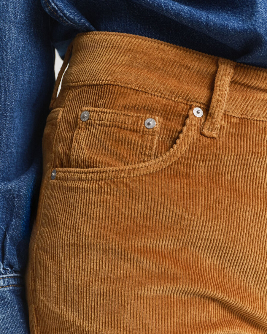 rozszerzane jeansy z sztruksu – whiskey brown