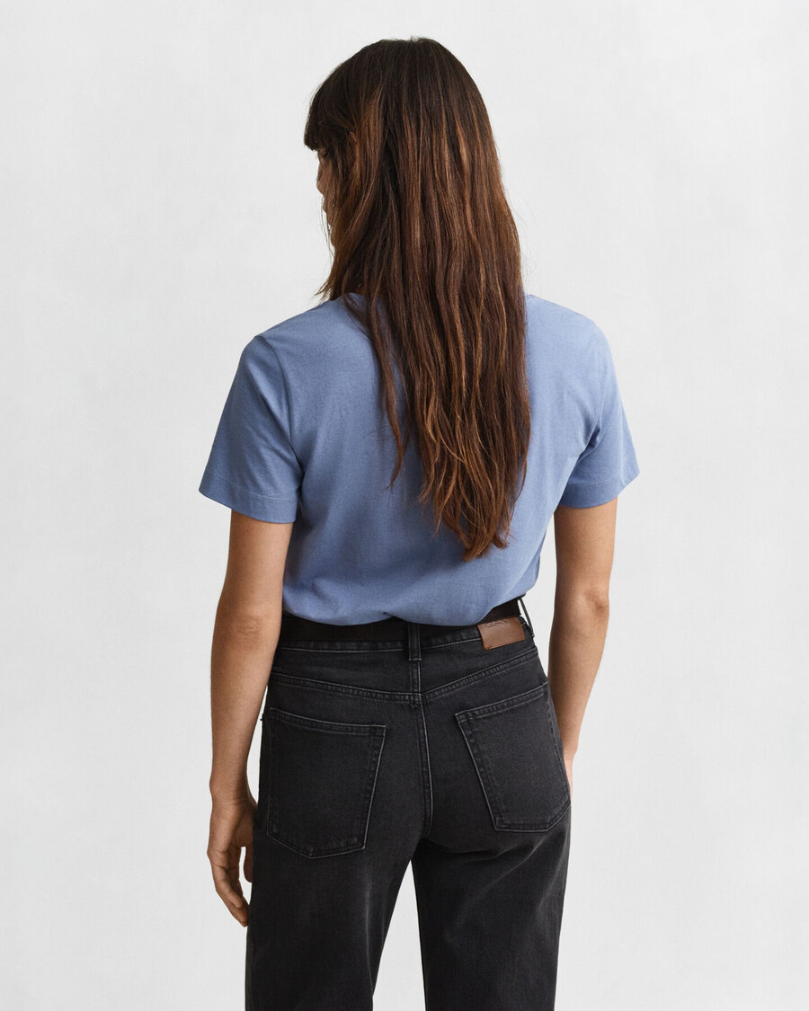 koszulka z dekoltem w serek shield – sprany denim