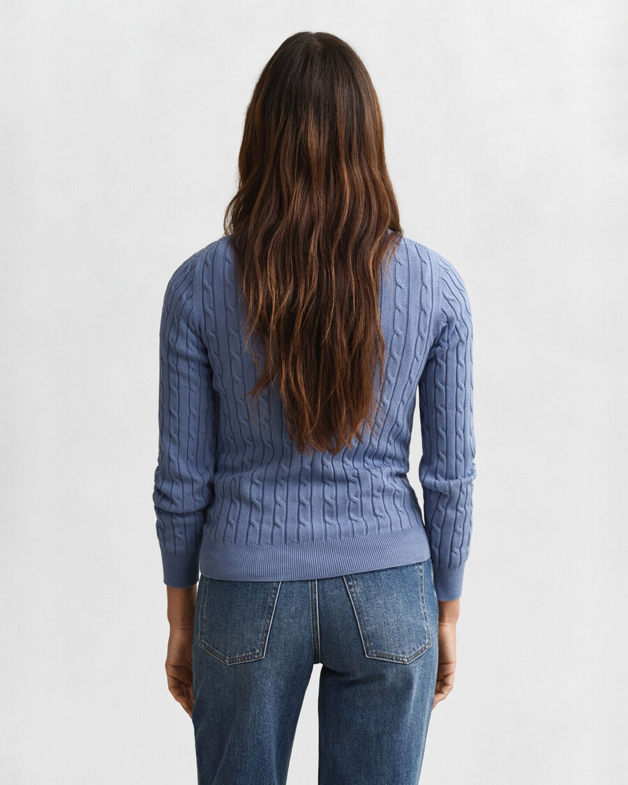 sweter z elastycznej bawełny z okrągłym dekoltem i splotem kablowym – sprany denim