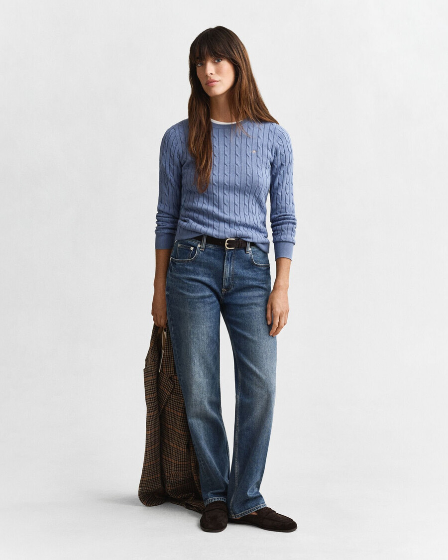 sweter z elastycznej bawełny z okrągłym dekoltem i splotem kablowym – sprany denim