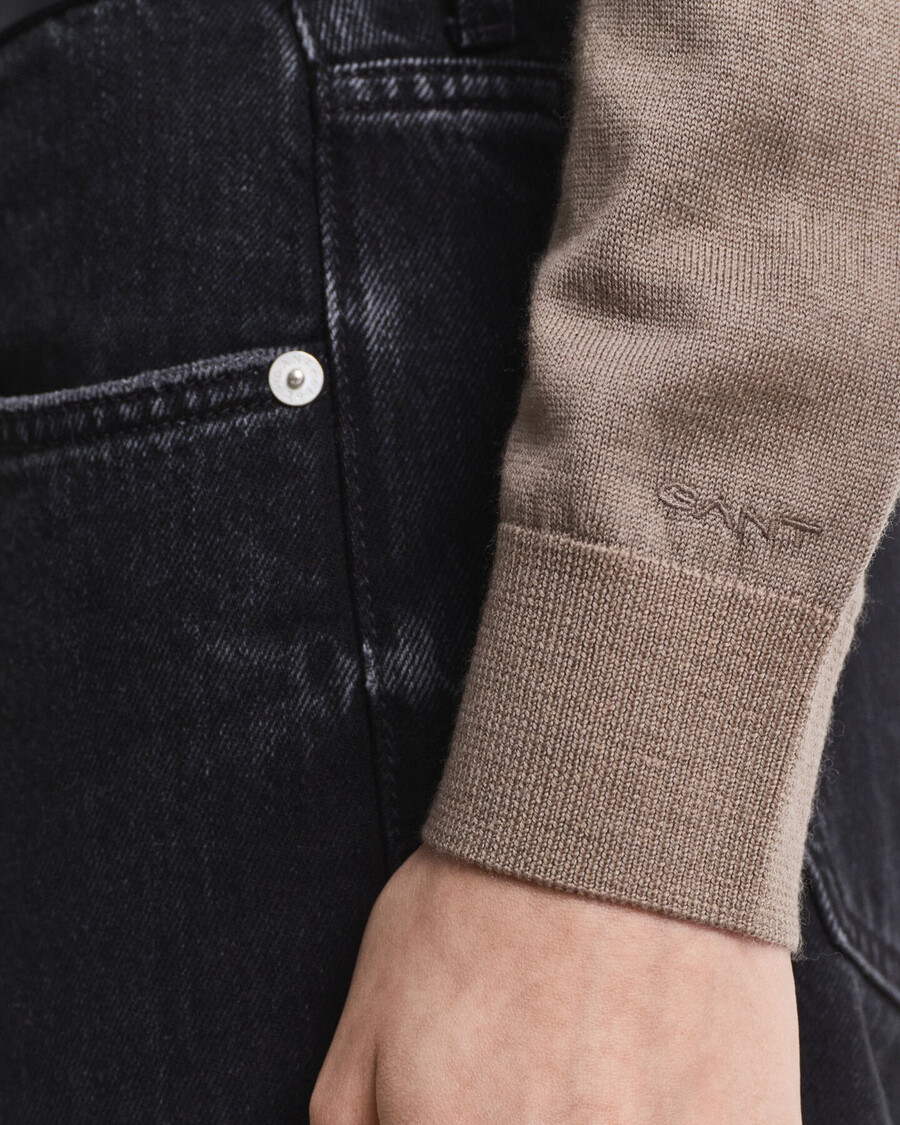 sweter z okrągłym dekoltem z bardzo cienkiej wełny merynosów – beżowo-szary